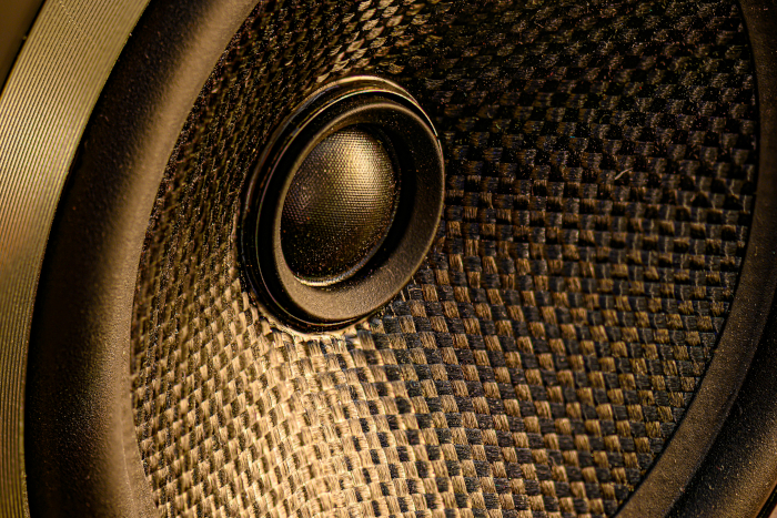 Jakie monitory studyjne wybrać? Przewodnik dla domowego i profesjonalnego studia